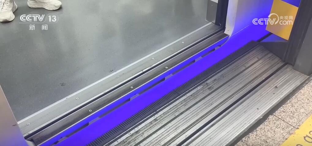 凡人善举传递温暖 点赞那些紧急时刻伸出援手的陌生人