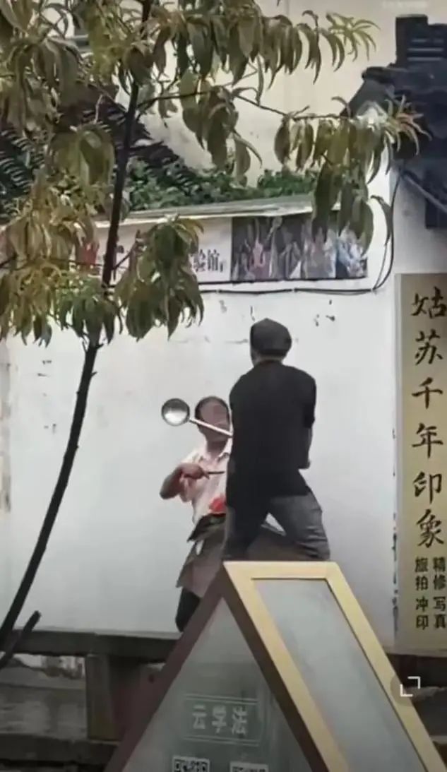 “我曾当过兵，必须冲在前！”持勺击退持刀男子的“铁勺哥”是退伍军人