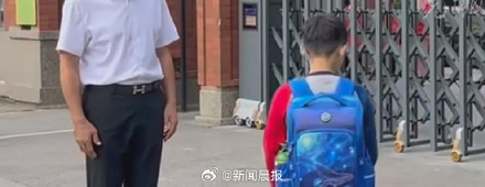 孩子被欺负，家长校门口拦涉事学生问话，处理不当被行拘