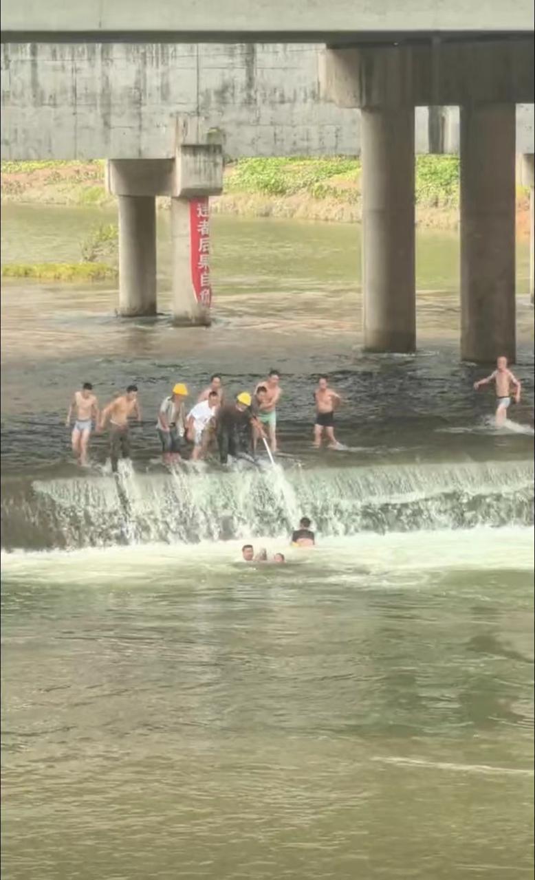 两名儿童掉进滚水坝,4人跳水多人协助合力救援 两名儿童掉进滚水坝,4人跳水多人协助合力救援