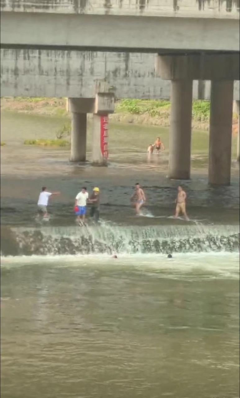 两名儿童掉进滚水坝,4人跳水多人协助合力救援 两名儿童掉进滚水坝,4人跳水多人协助合力救援