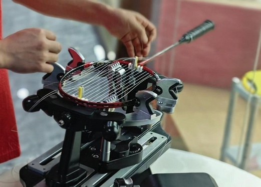 月入三四万元 羽毛球穿线师成职业“新宠”? 月入三四万元 羽毛球穿线师成职业“新宠”?