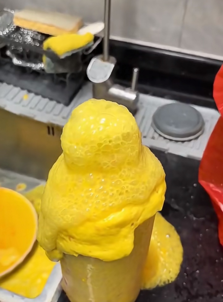 保杨枝甘露秒变“喷射战士”!“受害者”不止一人 保杨枝甘露秒变“喷射战士”!“受害者”不止一人