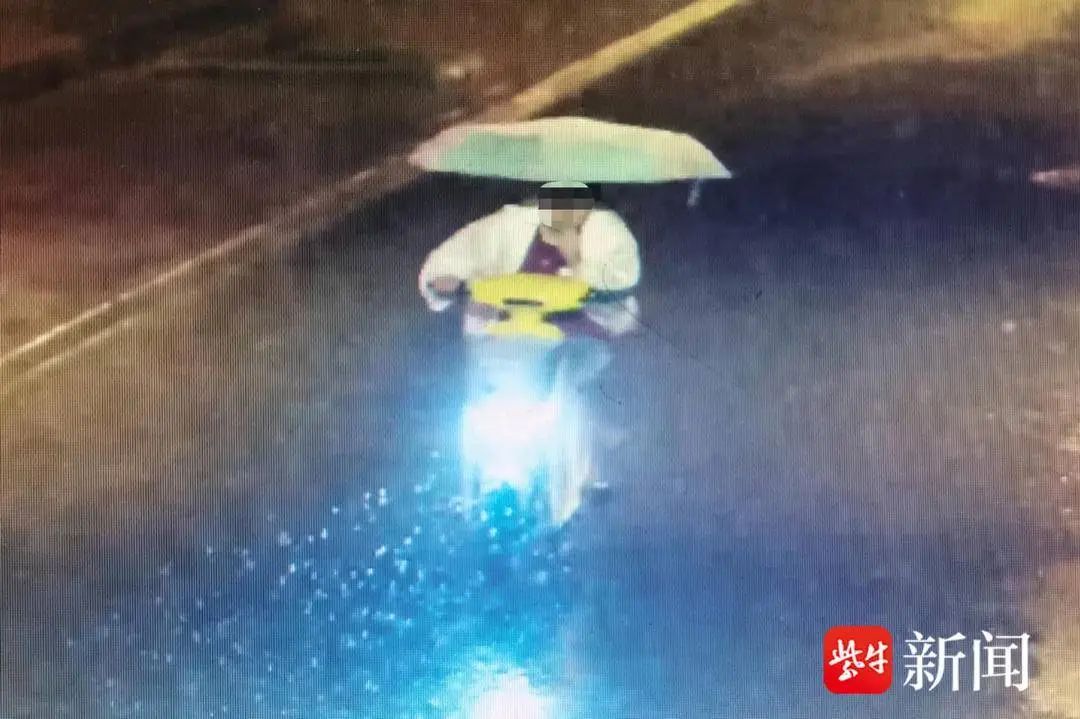 悲剧！女子骑车被卷入大货车底部，当场身亡，只因一个细节……
