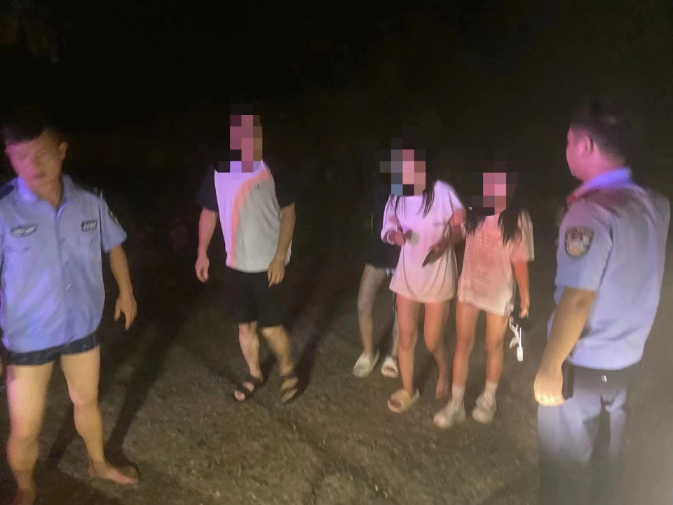 “不能等了！”3名女孩凌晨骑车被冲进河道，永州民警4次冒险下水成功救起