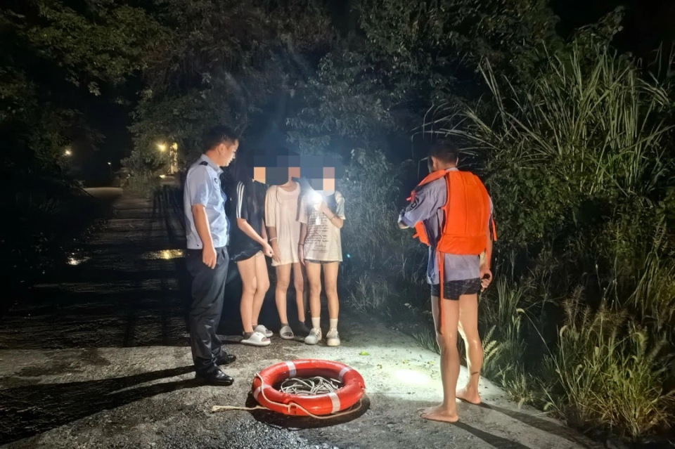 “不能等了！”3名女孩凌晨骑车被冲进河道，永州民警4次冒险下水成功救起