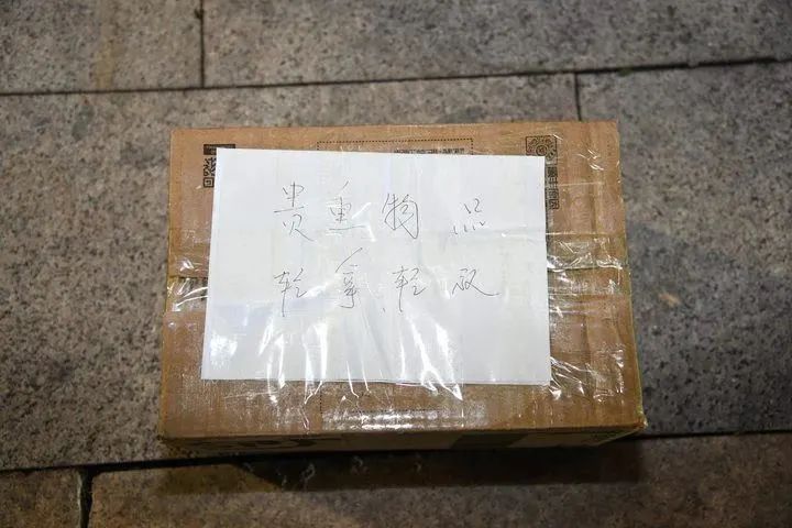 乘客“大方”给红包，网约车司机却选择报警？