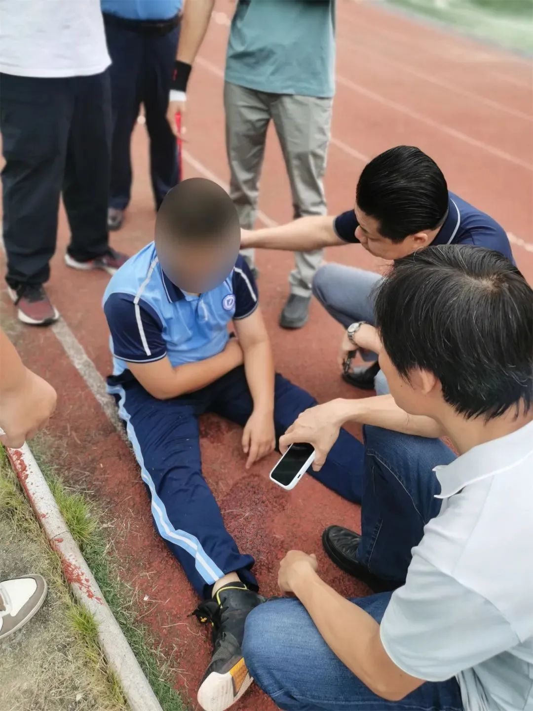 一初中生在课间心脏骤停！七名同学上演“教科书式”急救→