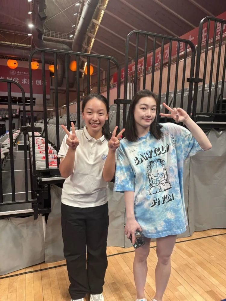 昌雅妮在华科开学典礼发言,向献花新生隔空比爱心 昌雅妮在华科开学典礼发言,向献花新生隔空比爱心