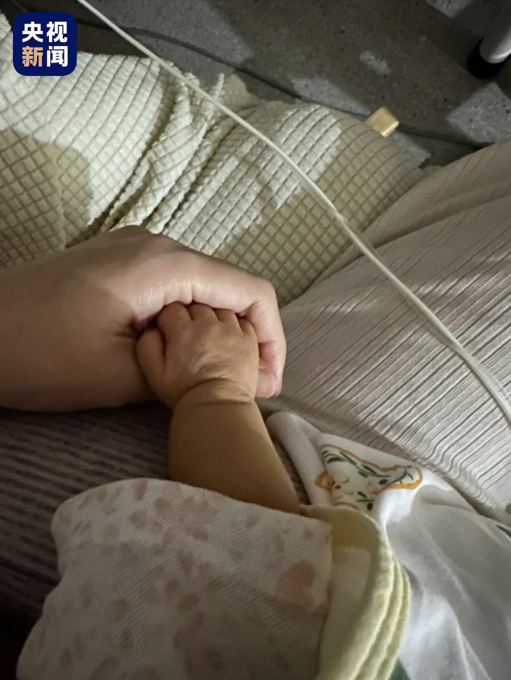 女婴出生仅8两重！妈妈的手写信看哭网友