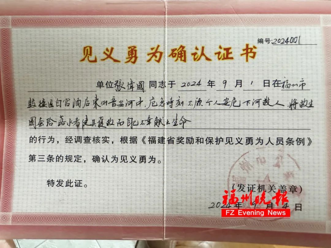 河边有人呼救，64岁老人跳了下去！