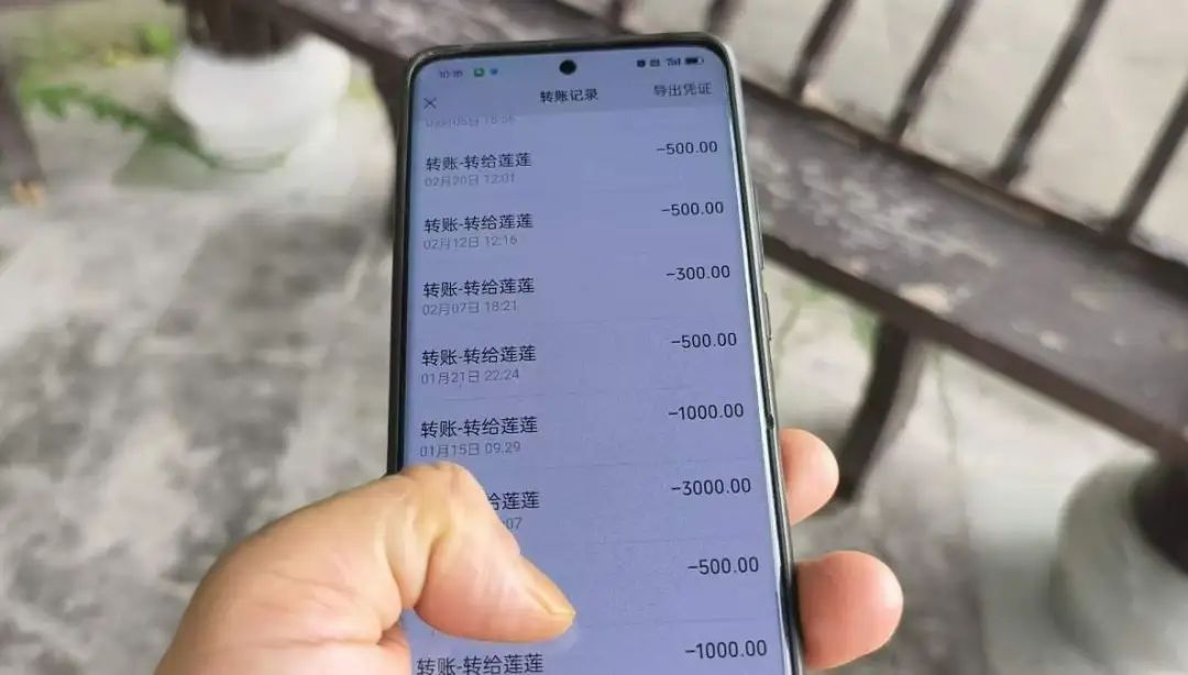 男子网恋奔现，为女友辞职后竟发现…