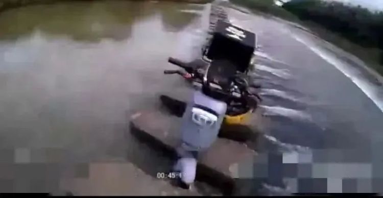 女子被卷入货车底部!雨天撑伞骑行究竟有哪些风险隐患? 女子被卷入货车底部!雨天撑伞骑行究竟有哪些风险隐患?