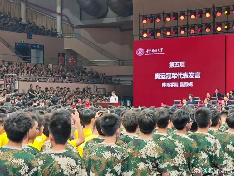 昌雅妮在华科开学典礼发言,向献花新生隔空比爱心 昌雅妮在华科开学典礼发言,向献花新生隔空比爱心