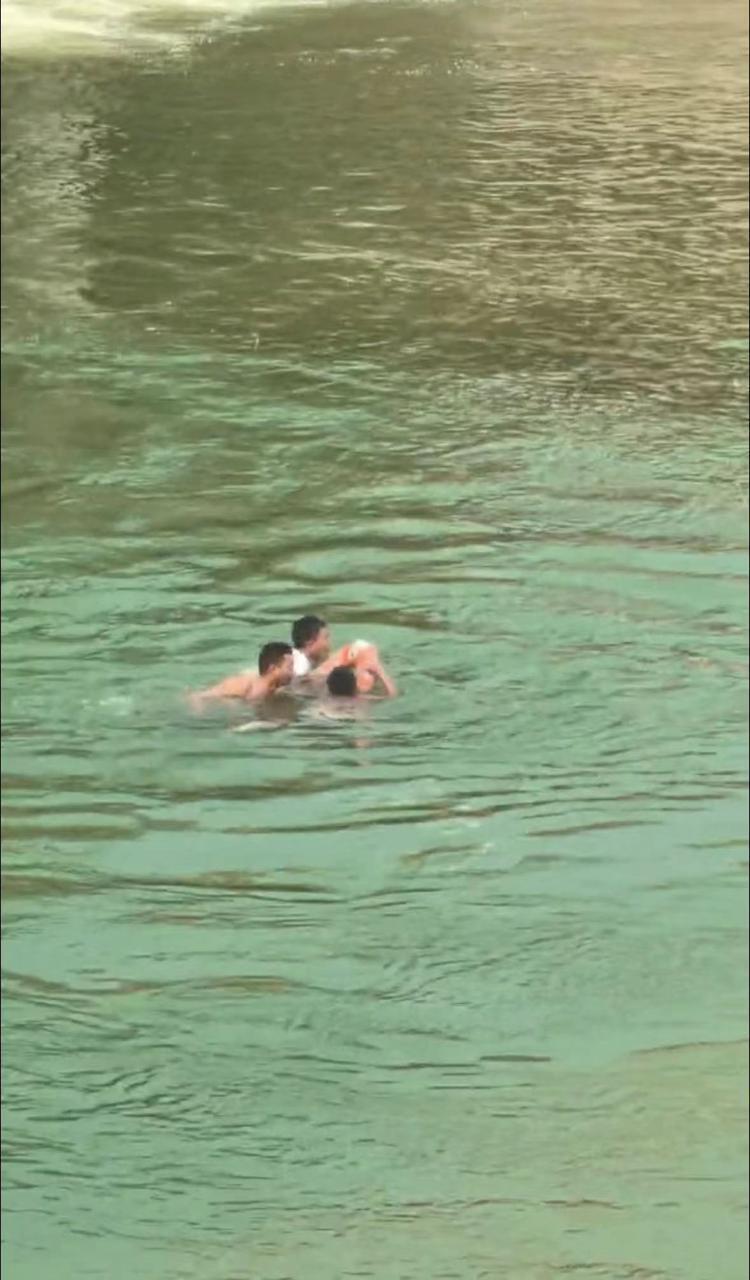 两名儿童掉进滚水坝,4人跳水多人协助合力救援 两名儿童掉进滚水坝,4人跳水多人协助合力救援
