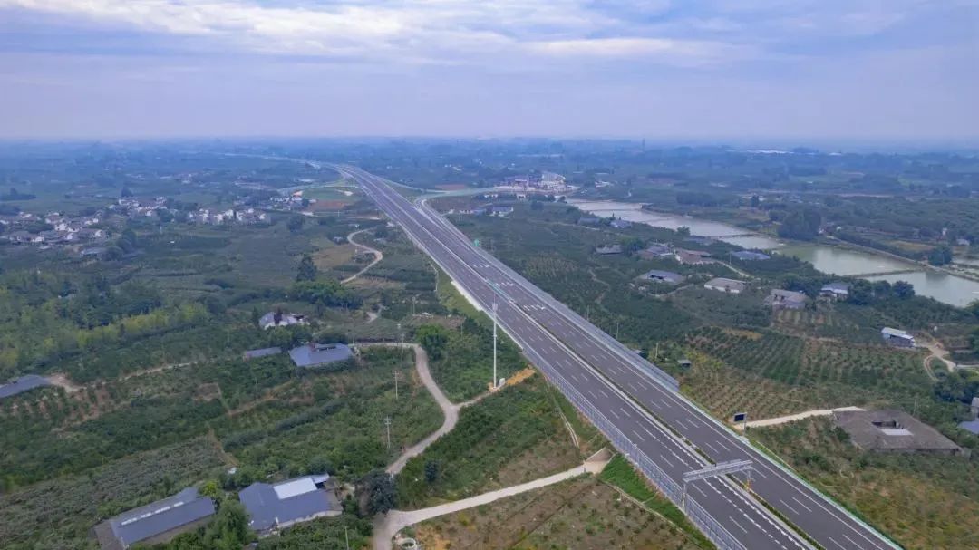 突破10000!四川成为全国第三个高速公路通车里程“破万”省份 突破10000!四川成为全国第三个高速公路通车里程“破万”省份