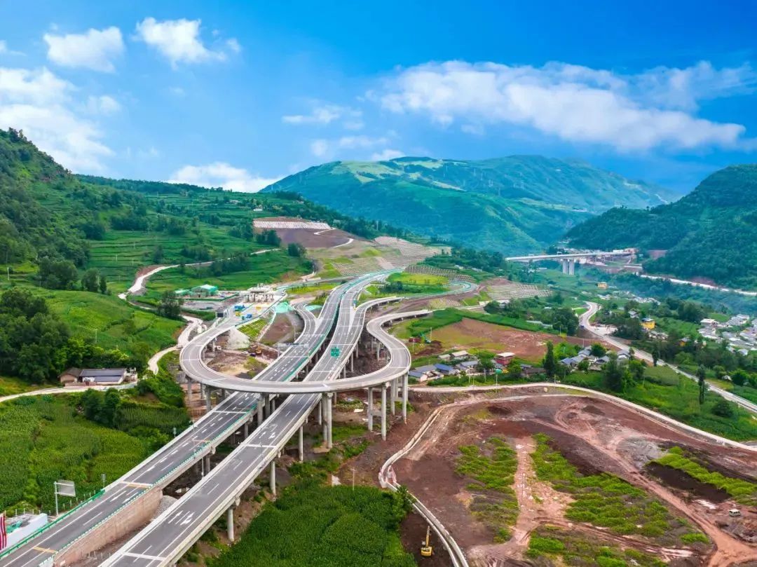 突破10000!四川成为全国第三个高速公路通车里程“破万”省份 突破10000!四川成为全国第三个高速公路通车里程“破万”省份