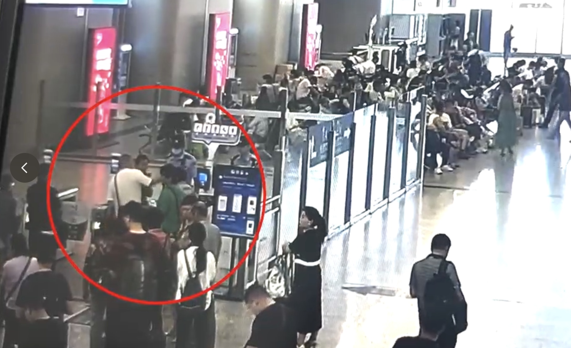 男子被限高用假军官证买票还想提前上车，被行拘7日