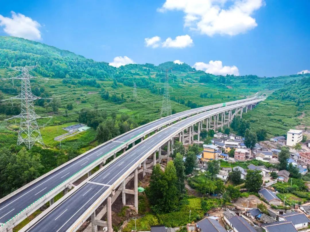 突破10000!四川成为全国第三个高速公路通车里程“破万”省份 突破10000!四川成为全国第三个高速公路通车里程“破万”省份
