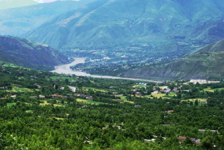 四川阿坝金川县：雪梨香满园，共绘丰收图