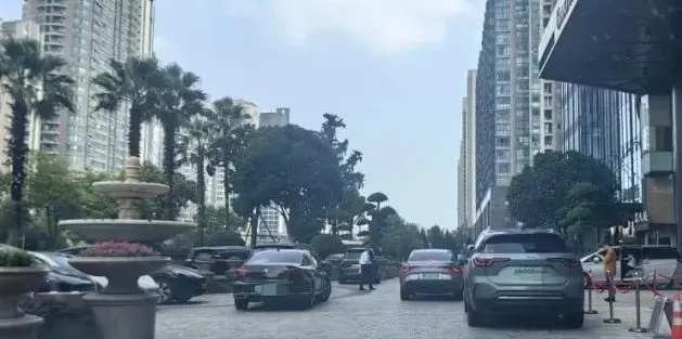 新能源车主懵了:不准进地库?燃油车却可以……回应来了 新能源车主懵了:不准进地库?燃油车却可以……回应来了