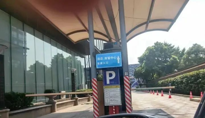 新能源车主懵了:不准进地库?燃油车却可以……回应来了 新能源车主懵了:不准进地库?燃油车却可以……回应来了