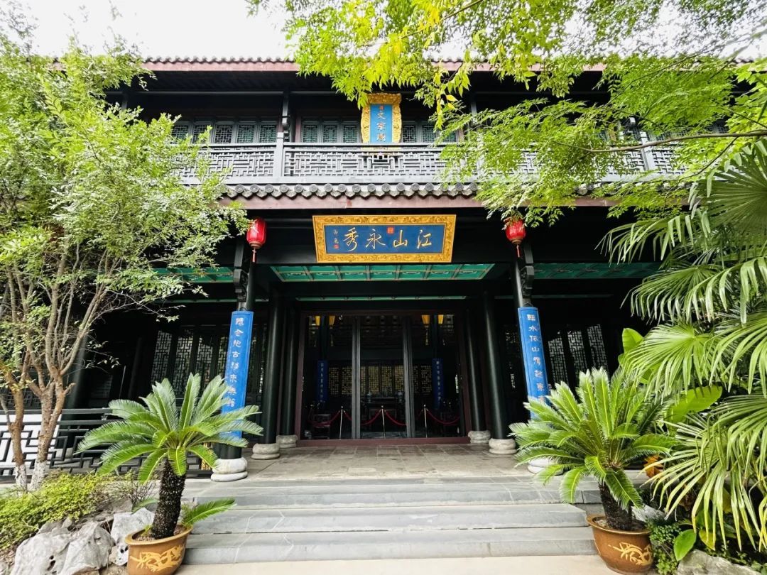 金山文宗阁内,藏着一棵两百多年的“降龙木” 金山文宗阁内,藏着一棵两百多年的“降龙木”