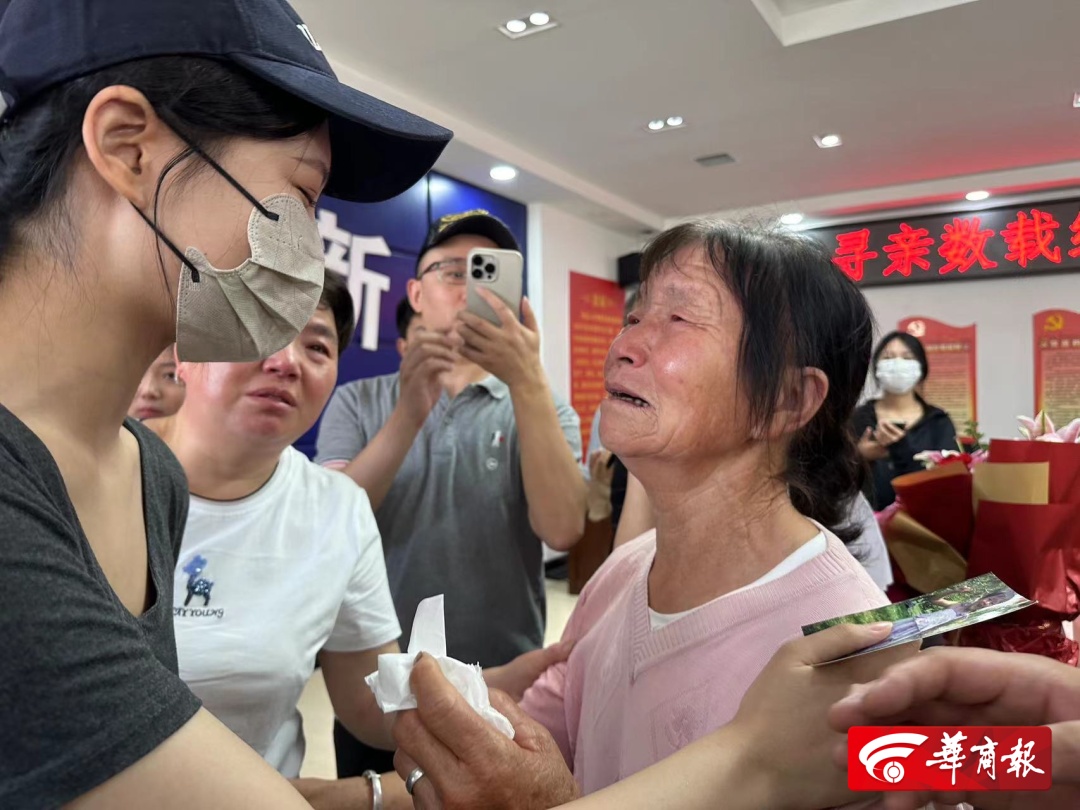 小女孩4岁半时走失，西安警方历经17年努力，把她找回来了！认亲现场→