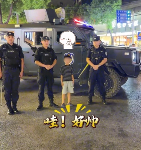 “一米视角”爱的守护！他眼含“星光”，他脚步铿锵！