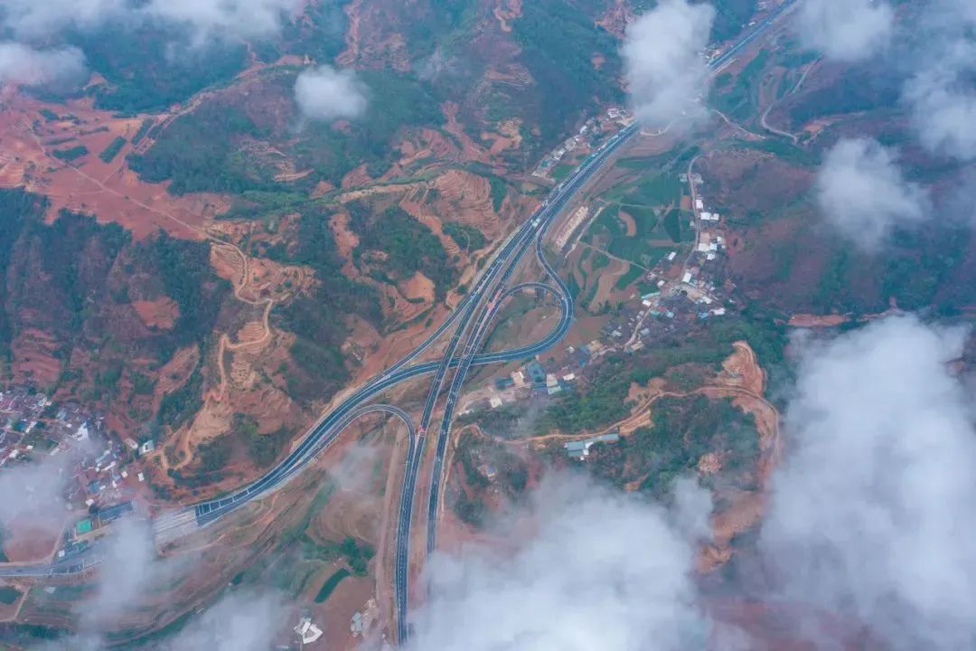 突破10000!四川成为全国第三个高速公路通车里程“破万”省份 突破10000!四川成为全国第三个高速公路通车里程“破万”省份