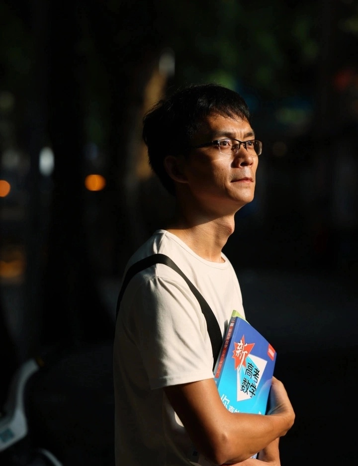 高考16次“钉子户”唐尚珺舍友全部申请搬宿舍？回应：暂未收到消息，学生有调宿权利