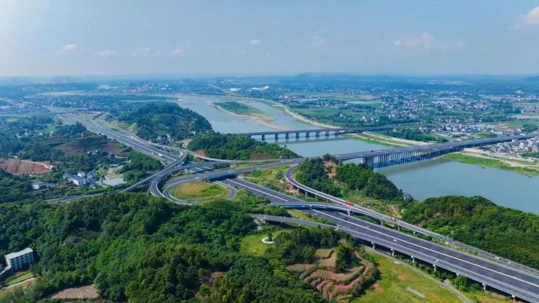 突破10000!四川成为全国第三个高速公路通车里程“破万”省份 突破10000!四川成为全国第三个高速公路通车里程“破万”省份