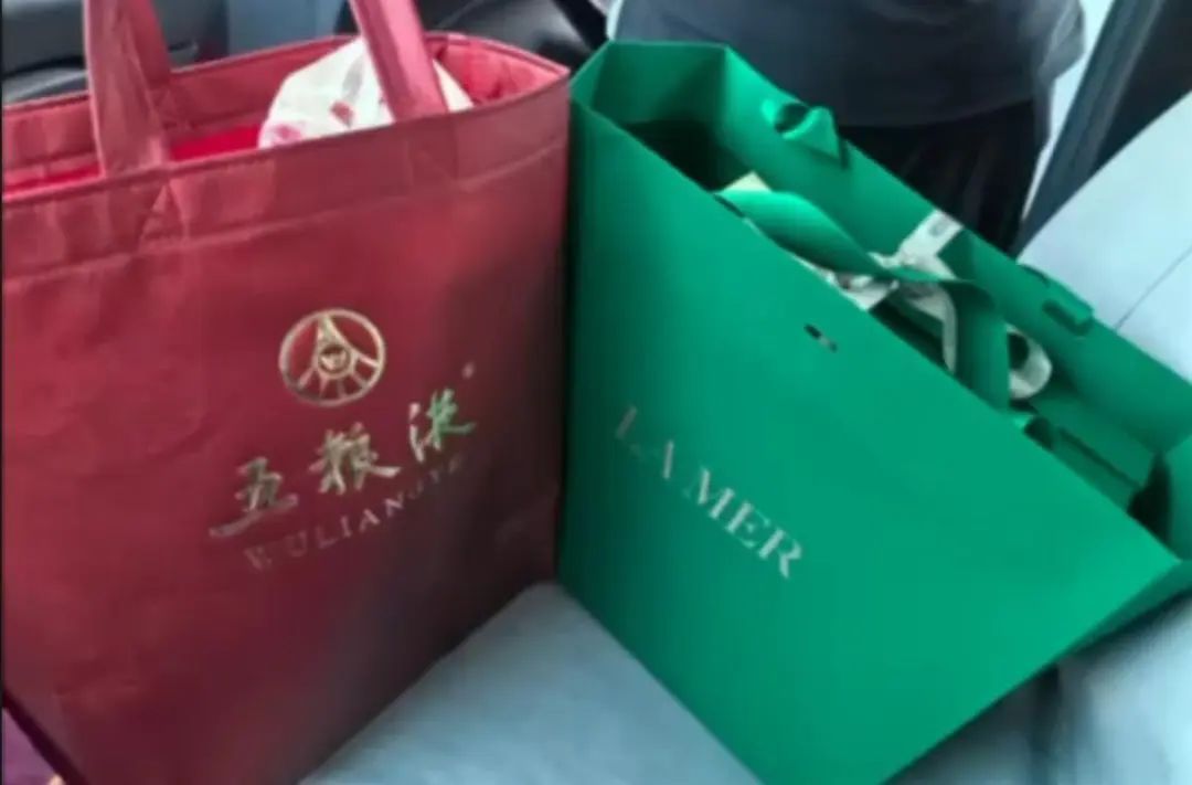 疯传!家长偷拍教师收礼,官方回应了 疯传!家长偷拍教师收礼,官方回应了