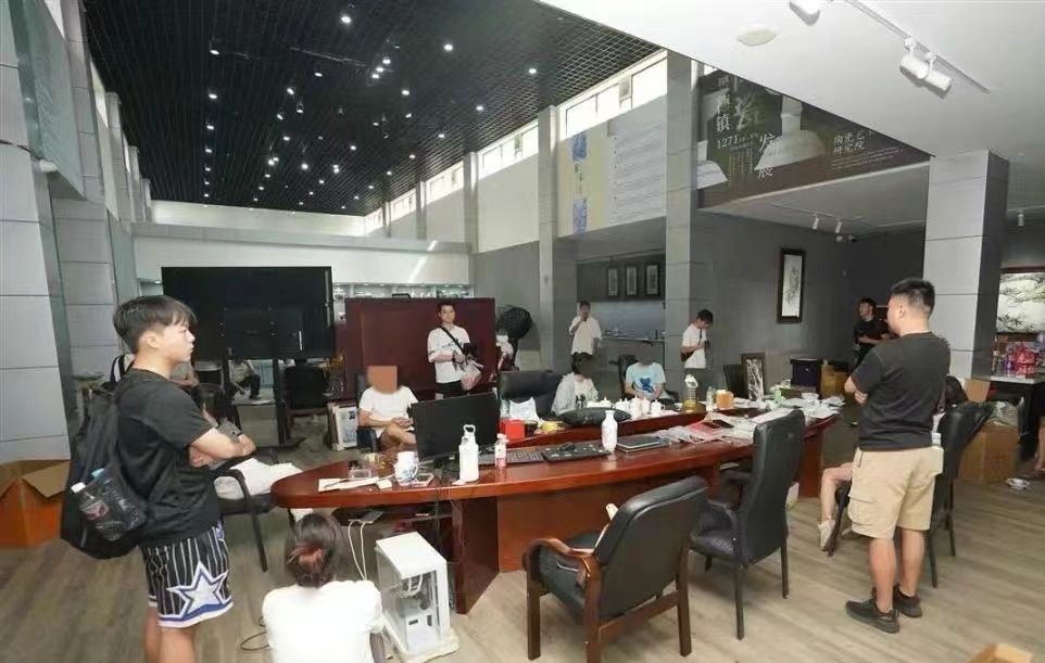 花18万元买下30件，越看越不对劲，真相让他很崩溃......