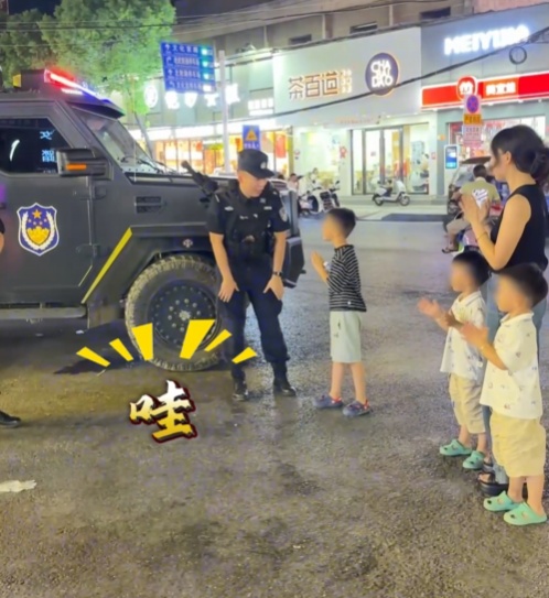 “一米视角”爱的守护！他眼含“星光”，他脚步铿锵！