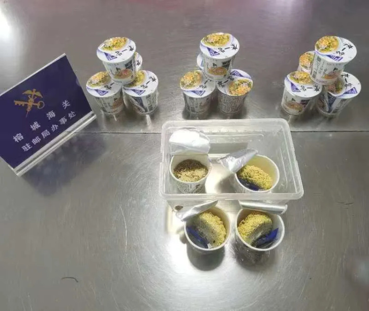 海关查验发现泡面存在二次封装痕迹,打开发现有800余条活虫 海关查验发现泡面存在二次封装痕迹,打开发现有800余条活虫