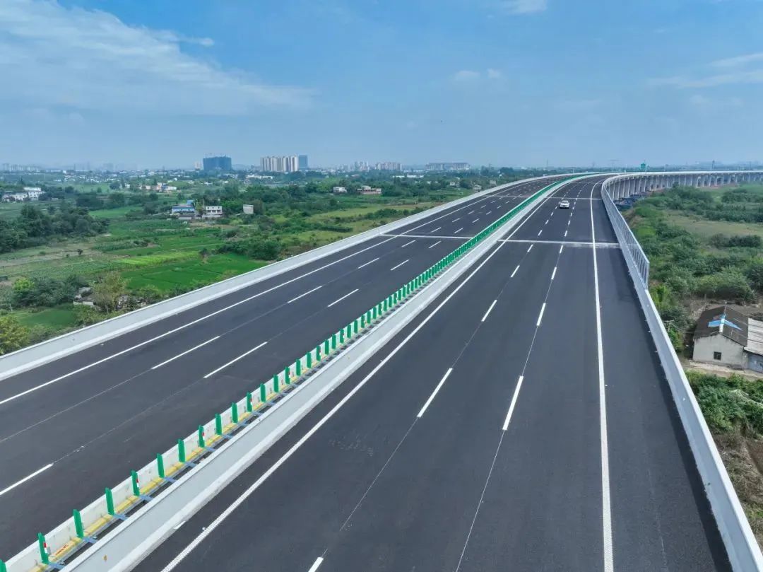 突破10000!四川成为全国第三个高速公路通车里程“破万”省份 突破10000!四川成为全国第三个高速公路通车里程“破万”省份