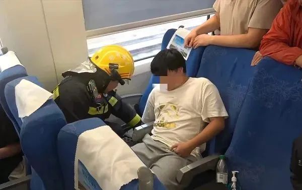 男子高铁上一个举动，整只手被牢牢卡住！