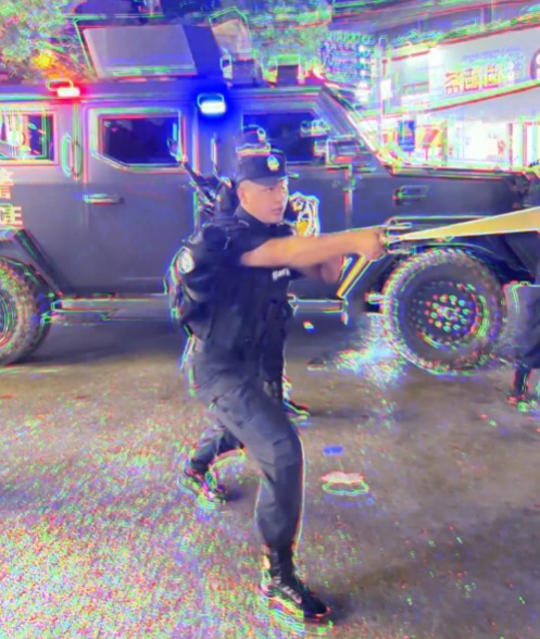 “一米视角”爱的守护！他眼含“星光”，他脚步铿锵！