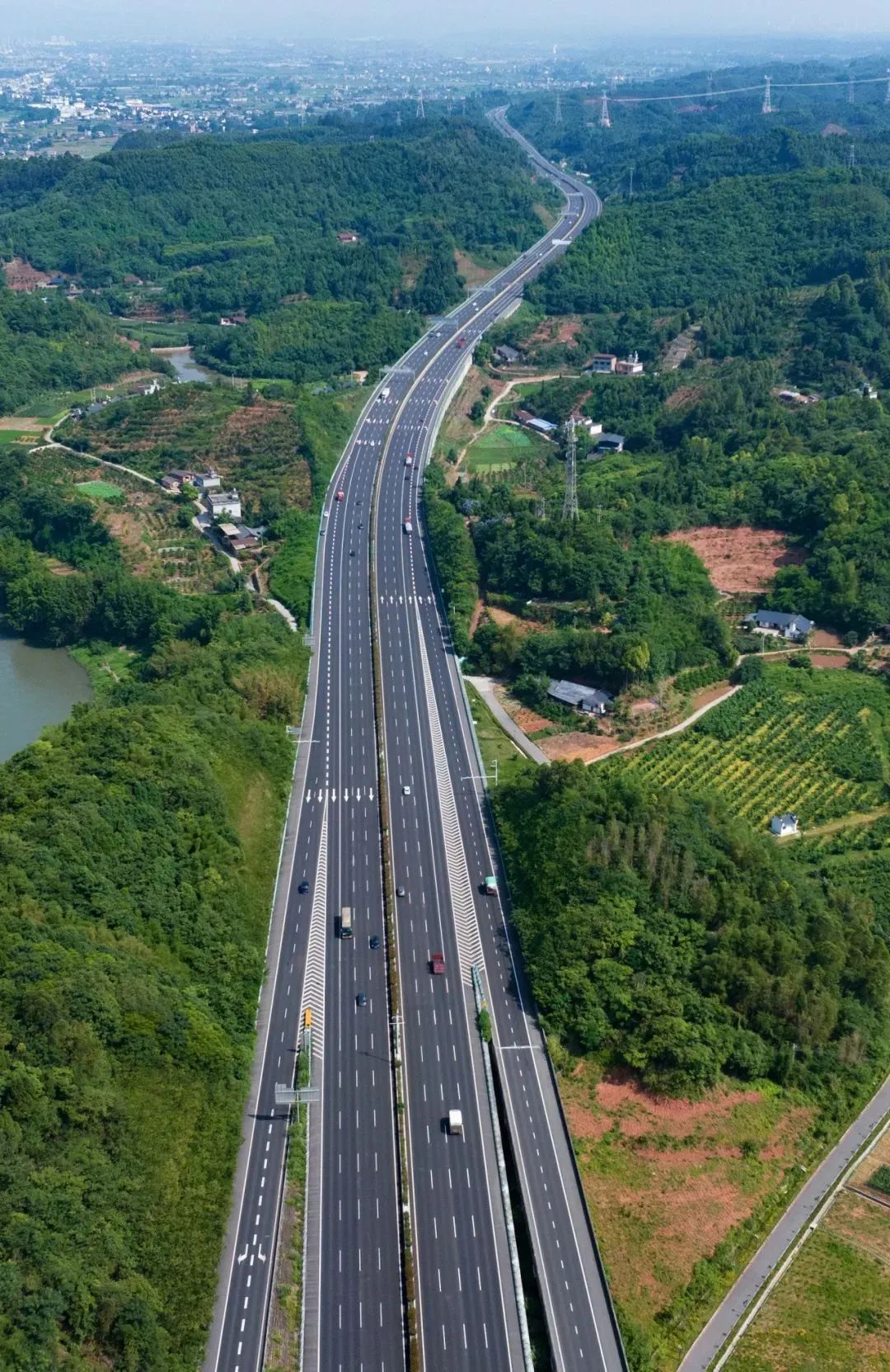 突破10000!四川成为全国第三个高速公路通车里程“破万”省份 突破10000!四川成为全国第三个高速公路通车里程“破万”省份