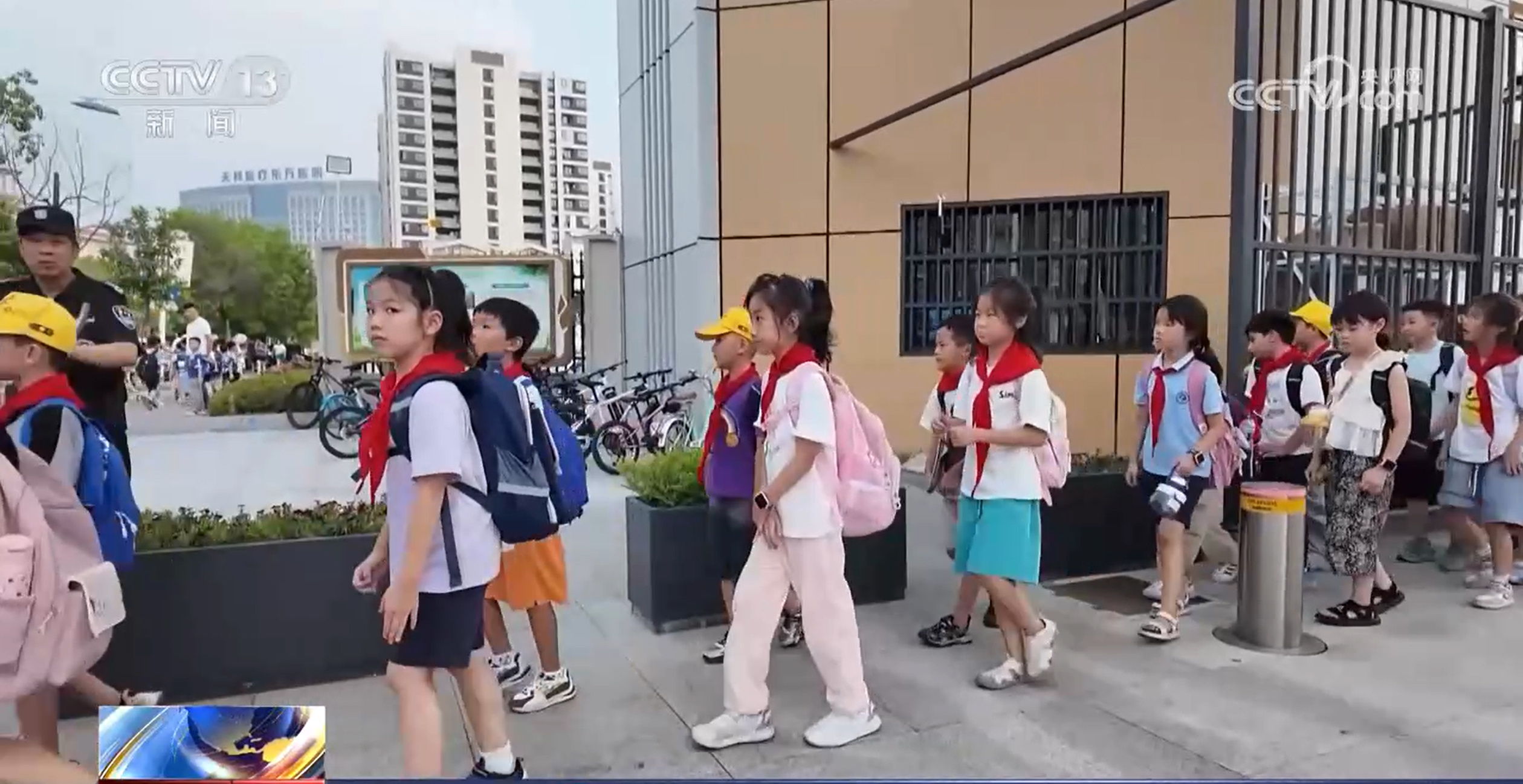 “叫孩大屏”、等候座椅……新型“接娃模式”引关注 冬暖夏凉还配“叫号系统” “叫孩大屏”、等候座椅……新型“接娃模式”引关注 冬暖夏凉还配“叫号系统”