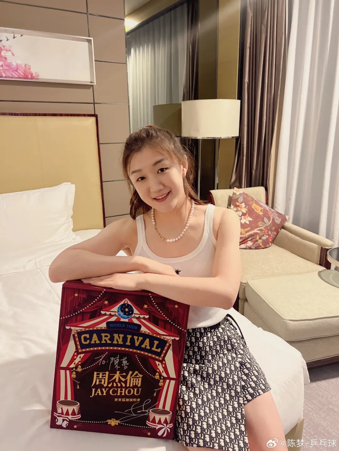 陈梦晒与周杰伦合影，两人还互赠签名礼物！