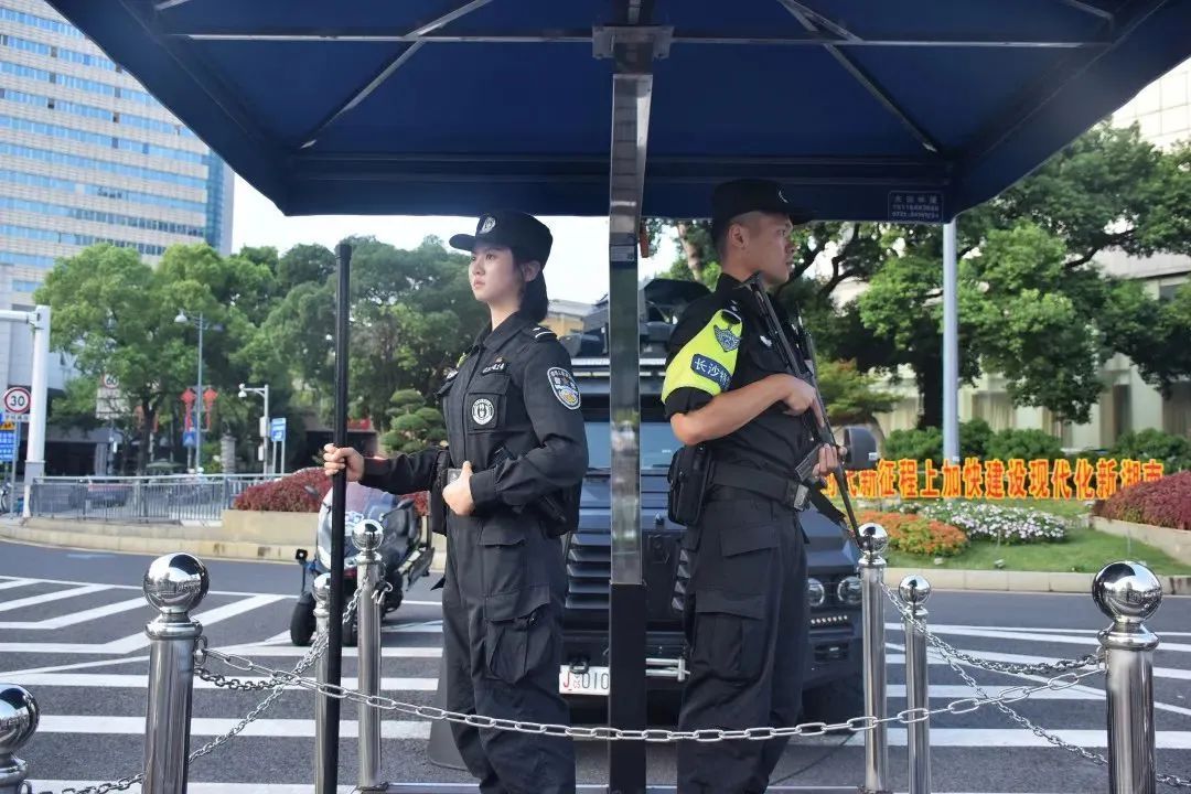 天台救人的00后女特警，曾多次出现在谈判现场！
