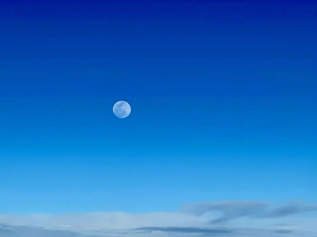 中秋节，我在飞机上“拍了拍”月亮