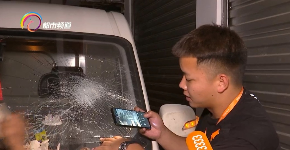 “吓人！像地震一样！”油门当刹车，面包车撞上保安室.....