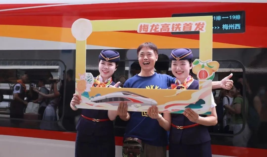 今天，首趟发车！广州出发不到两小时，看中超、赏花灯、叹蜜柚