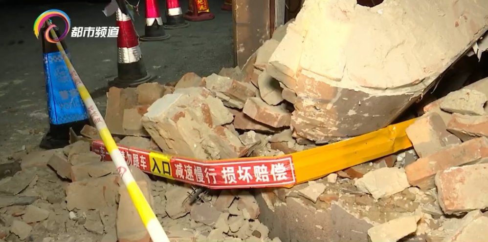 “吓人！像地震一样！”油门当刹车，面包车撞上保安室.....