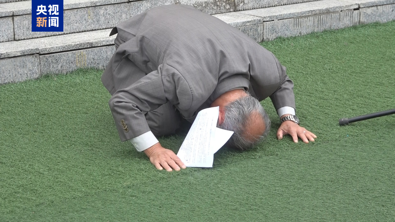 76岁侵华日军后人赤脚跪地谢罪 76岁侵华日军后人赤脚跪地谢罪