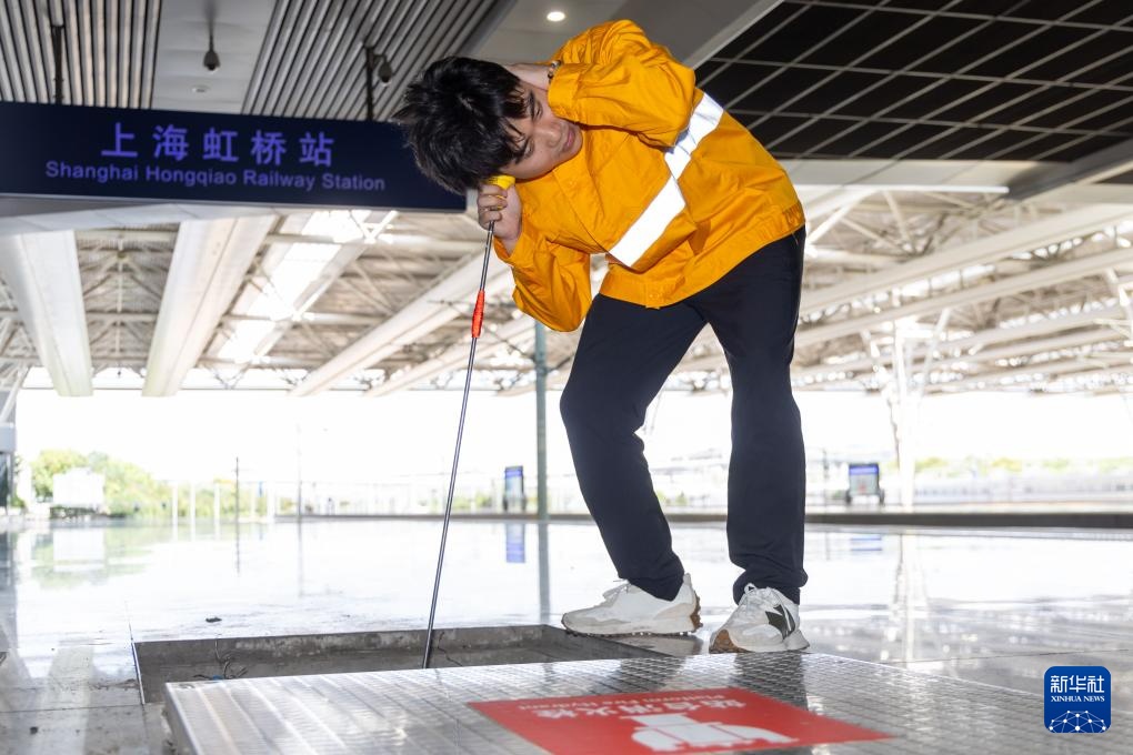 上海虹桥站:巡检保安全 上海虹桥站:巡检保安全