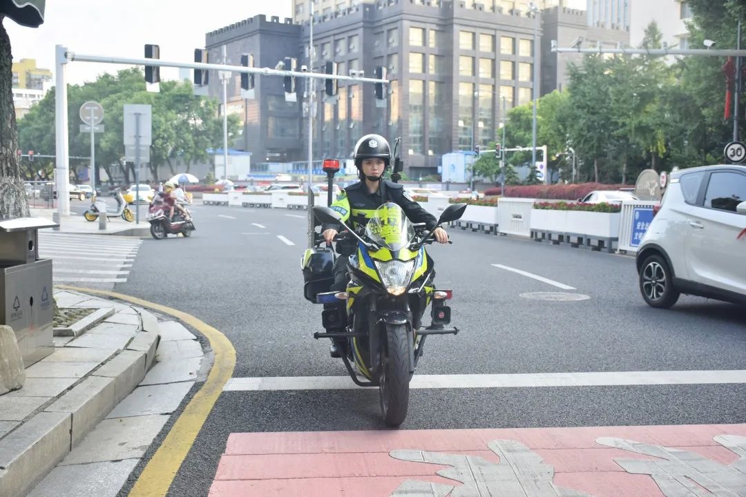 天台救人的00后女特警，曾多次出现在谈判现场！